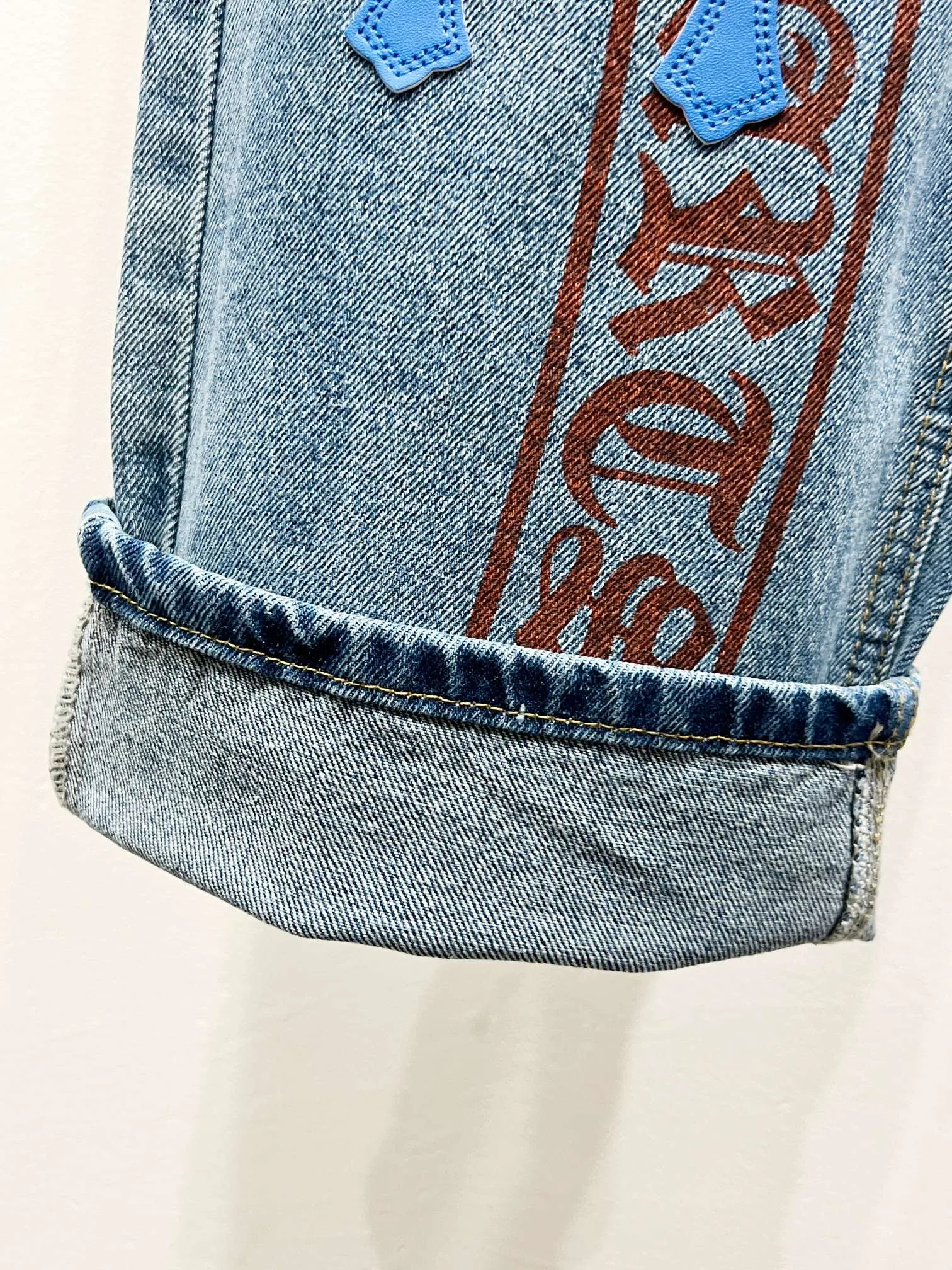 P250 Style Number: (K1020) Chrome Hearts Chrome Hearts high-end limited edition jeans exude uninhibited personality and unique charm. Every wear and tear is carefully designed to present a unique artistic feel. Made of imported denim fabric, which has undergone heavy industrial washing and destruction treatment, the trousers show a super cool effect on the upper body, allowing you to dominate the fashion stage.  This is more than just a pair of jeans, it is an expression of attitude. With its unique design concept and ultimate pursuit of details, Croxin breaks traditional boundaries and defines the jeans trend in the new era. The trousers are made of double-layer woven fabric and matched with customized hardware, showing an incomparably beautiful and unique style, making every wearer the focus of fashion. Imported denim fabric, super heavy-duty washed and damaged, the upper body is super cool! Customized hardware, incomparably good-looking model. The production process is difficult. It has a high-street feel. Color: blue Size: S M L XL